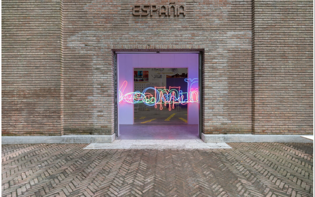 Pellisa Ràfols fabrica i col·loca el rètol d’entrada del pavelló d’Espanya a la Biennal de Venècia
