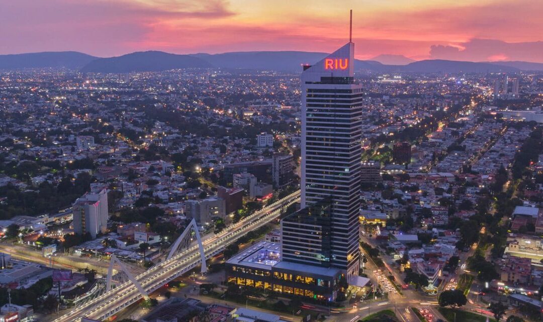 Fabricació de 2 rètols de 16.3 x 6,7 metres de l’Hotel RIU Guadalajara (Mèxic)
