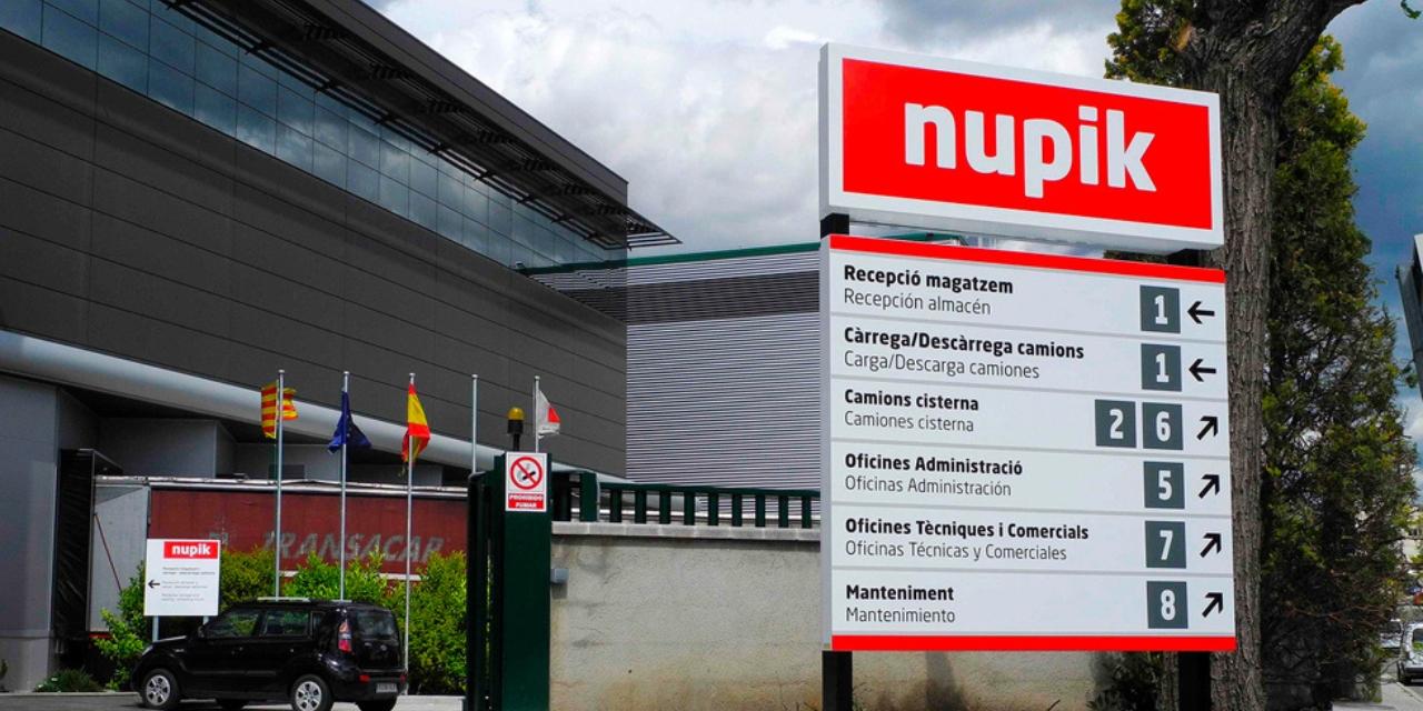 Rètols de senyalització funcional per orientar i informar Rètols de senyalització funcional en un espai públic que guien els recorreguts i faciliten l’orientació dels usuaris