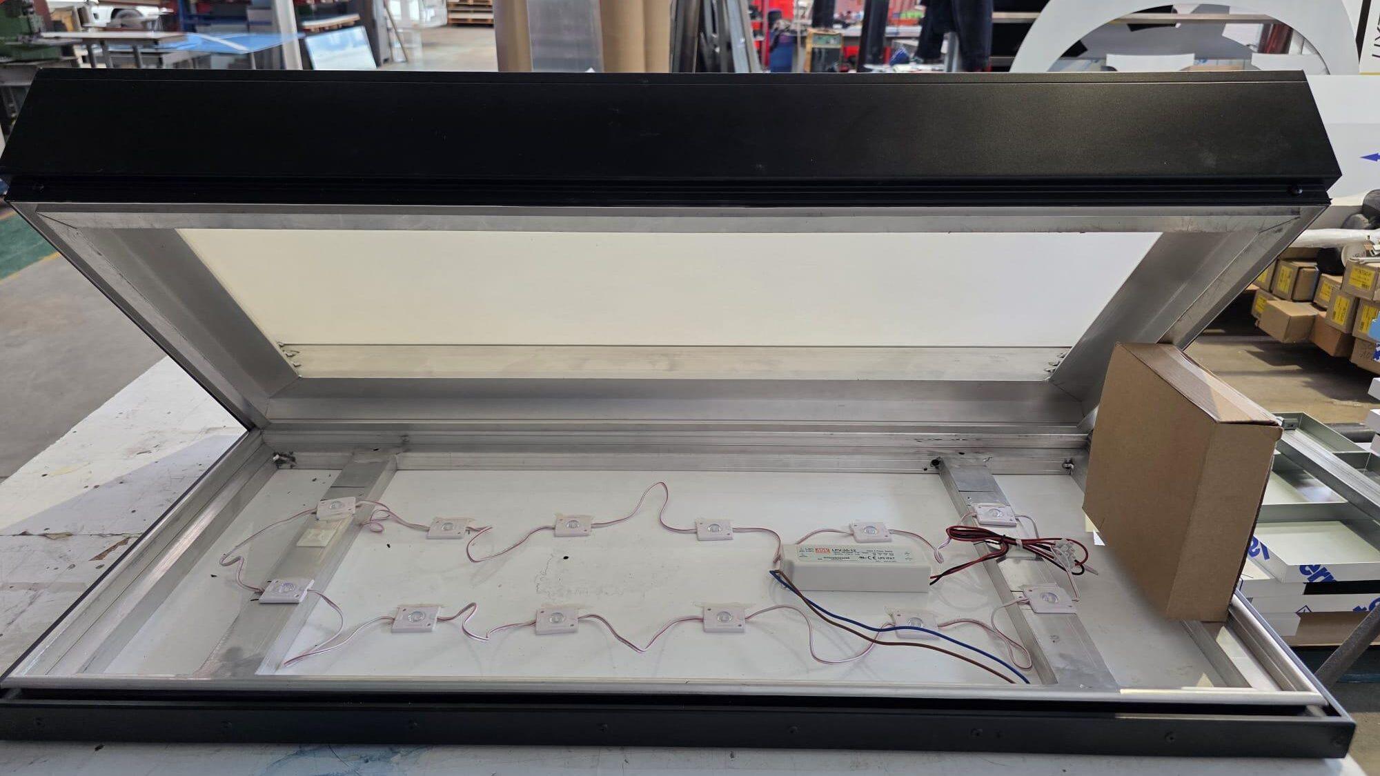 Perfil Panaflex abatible patentat: una solució exclusiva de Pellisa Ràfols per a rètols de gran impacte 1 - Pellisa Ràfols Perfil Panaflex abatible obert amb sistema d’il·luminació interior, fabricat per Pellisa Ràfols per a rètols de gran format