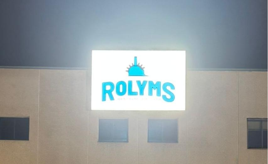 Perfil Panaflex abatible obert amb sistema d’il·luminació interior, fabricat per Pellisa Ràfols per a rètols de gran format Perfil Panaflex abatible obert amb sistema d’il·luminació interior, fabricat per Pellisa Ràfols per a rètols de gran format